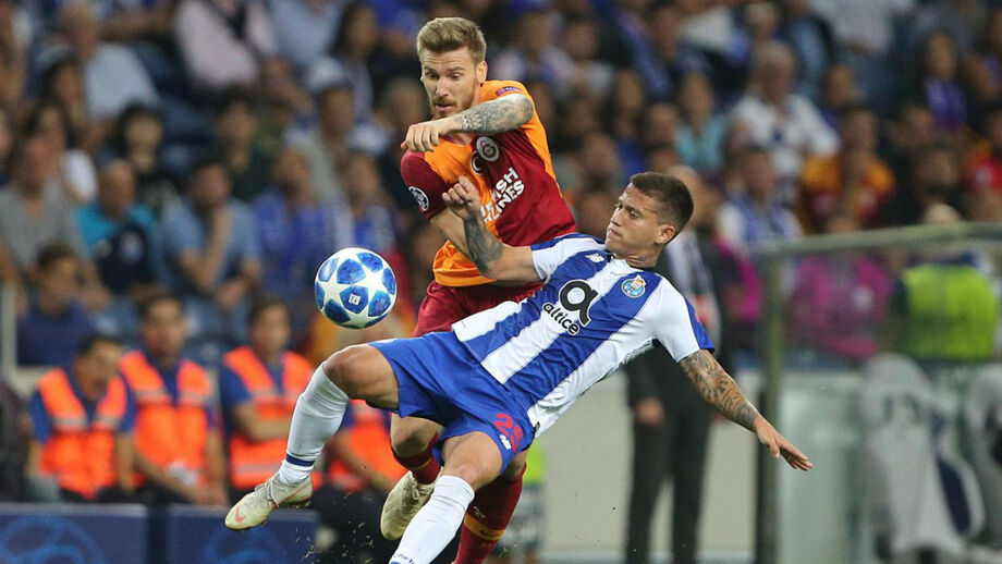 Dispensado com dores de estômago, defesa do Galatasaray vai de férias e é 'apanhado'
