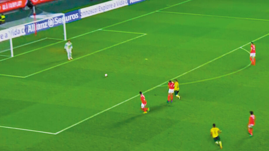 72' - (ERRADO) Falta. Vítor Oliveira levantou-se do banco a refilar com o quarto árbitro e tinha razão. Rúben Dias faz falta clara à entrada da área
