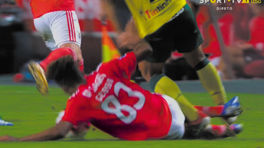 66' - (ERRADO) Perigoso. Entrada dura de Gedson, que coloca em perigo a integridade física do adversário. Falta foi marcada, mas o jovem deveria ter visto o amarelo