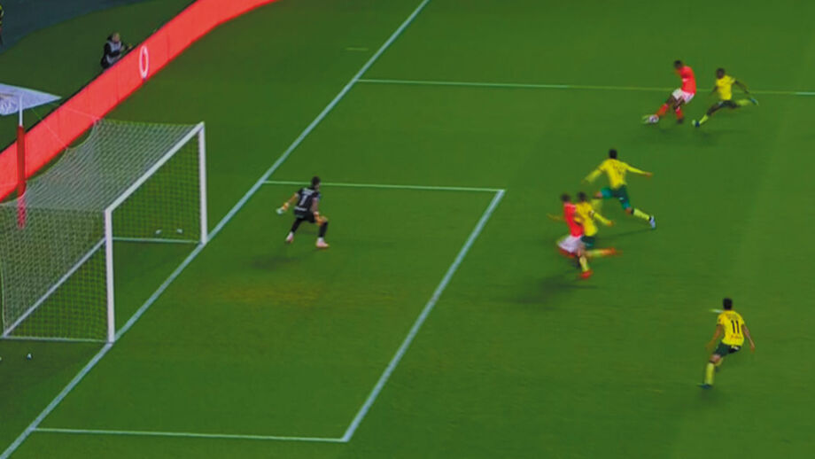 12' - (ERRADO) adiantado. No lance do 1-0 até o VAR teria algum trabalho. Seferovic parece adiantado em relação aos defesas, mas é uma decisão complicada