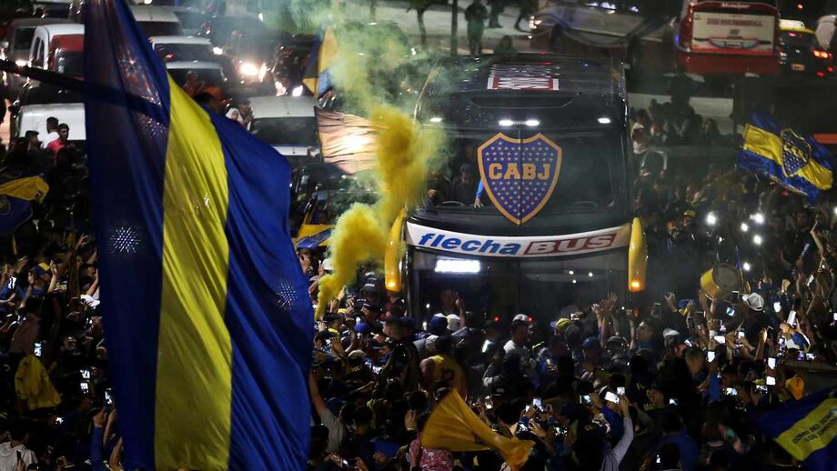 O Boca é conhecido pelo clube do povo e a verdade é que multidão não faltou (e em festa) na partida da equipa para o aeroporto. Já na saída do River houve grande segurança e poucos adeptos