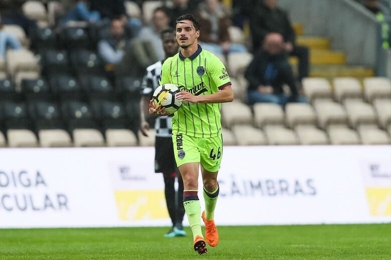 Stephen Eustáquio, internacional sub-21, está a destacar-se ao serviço do Chaves. O jogador reúne todas as condições para ser contratado pela SAD, pois é um jogador jovem com uma larga margem de progressão que, a médio prazo, pode ser devidamente valorizado em Alvalade. As negociações já estão em curso e o próprio jogador, em entrevista exclusiva a Record, garantiu que se sente preparado para dar o salto para um clube de maior dimensão.