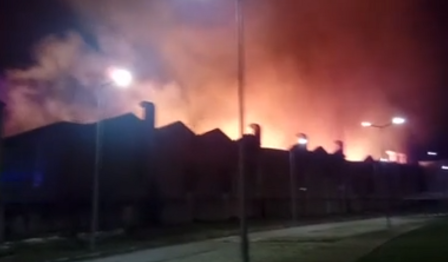 Armazém consumido pelas chamas em Moreira de Cónegos
