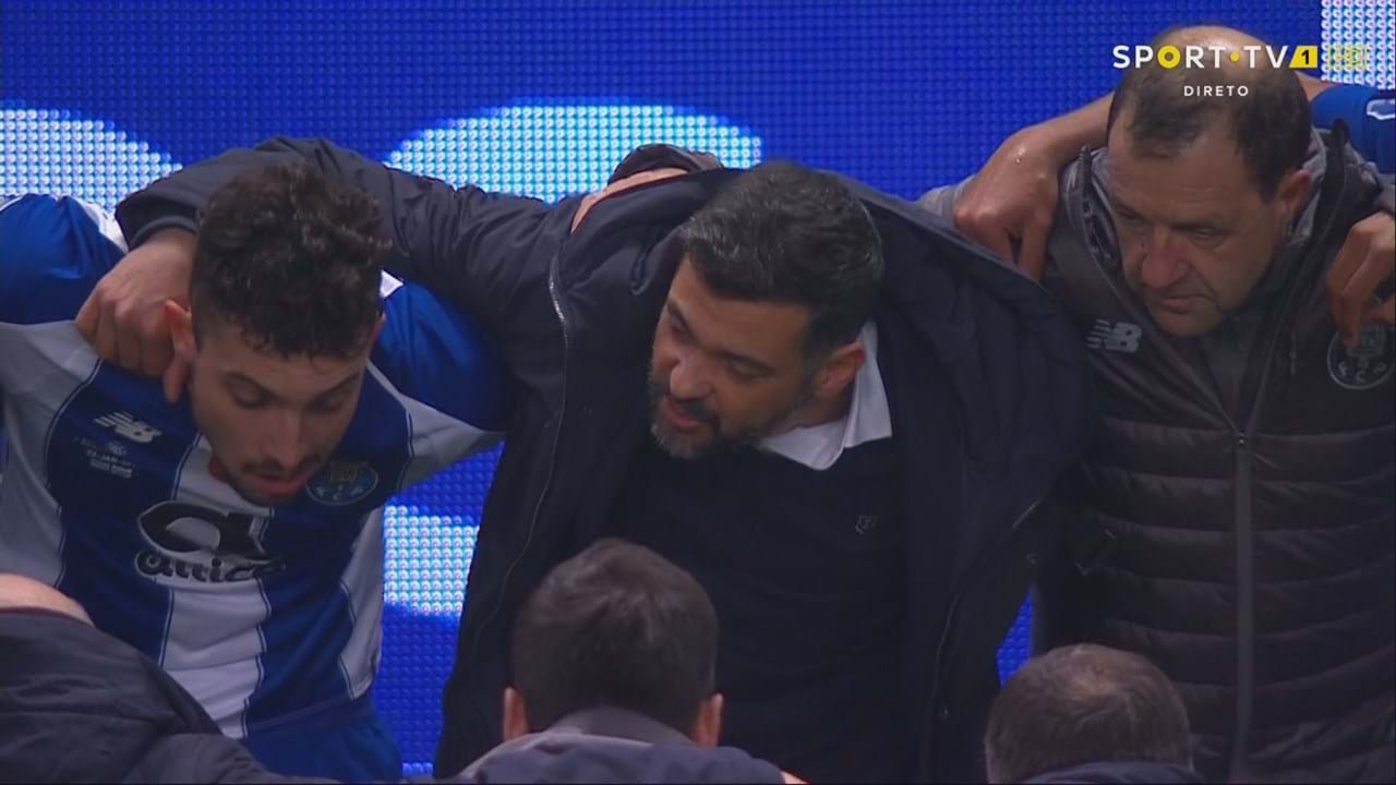 Sérgio Conceição em lágrimas por Sala durante a roda final do FC Porto