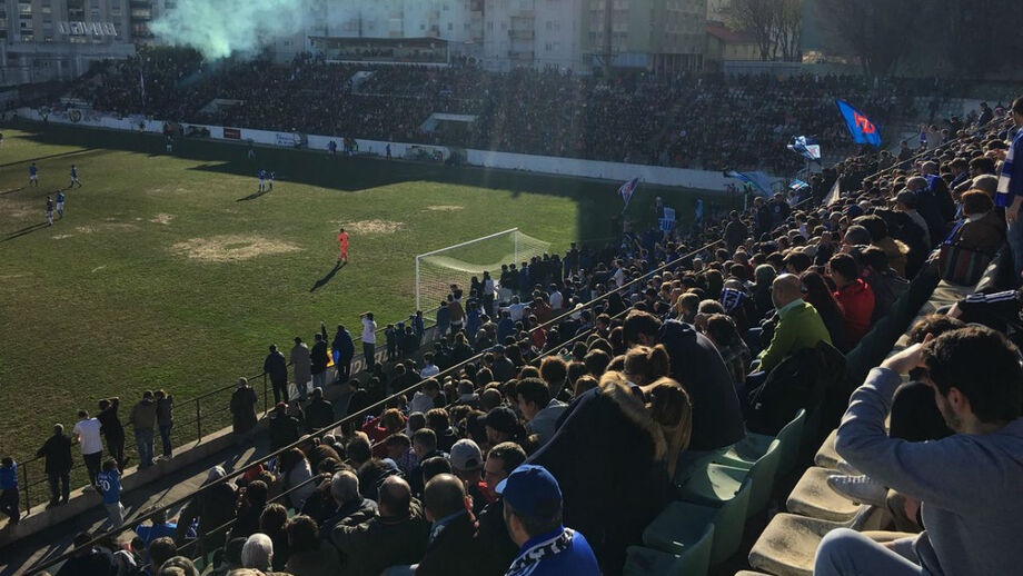 Embate histórico entre Estrela e Belenenses termina a zeros em tarde de enchente na Reboleira