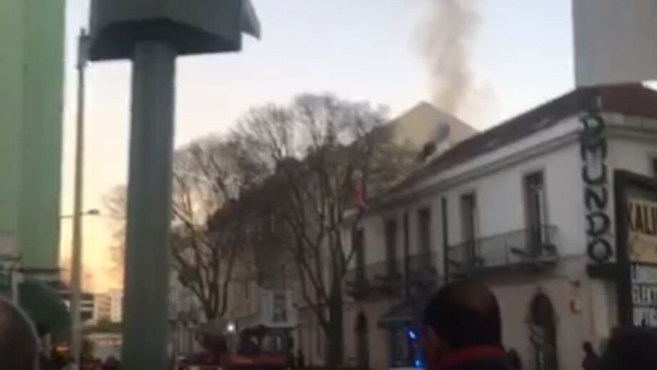 Incêndio deflagra no restaurante 'Edmundo' em Benfica: veja as imagens