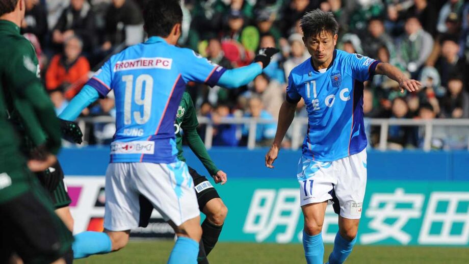 Avançado japonês de 51 anos prolonga contrato com Yokohama FC por mais um ano