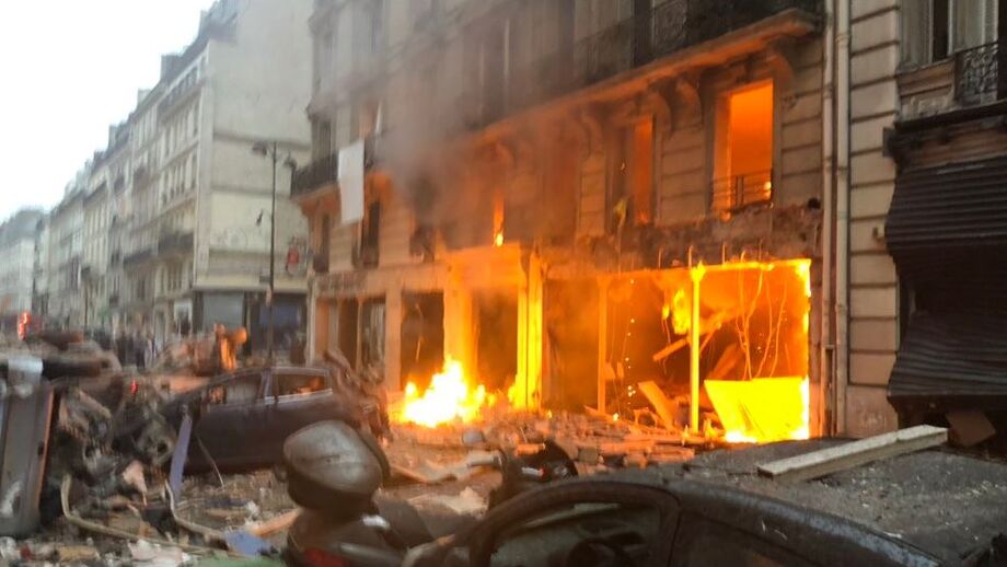 Explosão seguida de incêndio lança o caos no centro de Paris