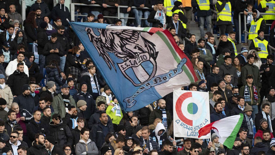 Adeptos da Lazio entoam cânticos racistas e antissemitas em jogo da Taça