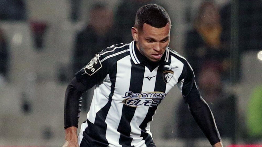 Ewerton abre vaga no plantel