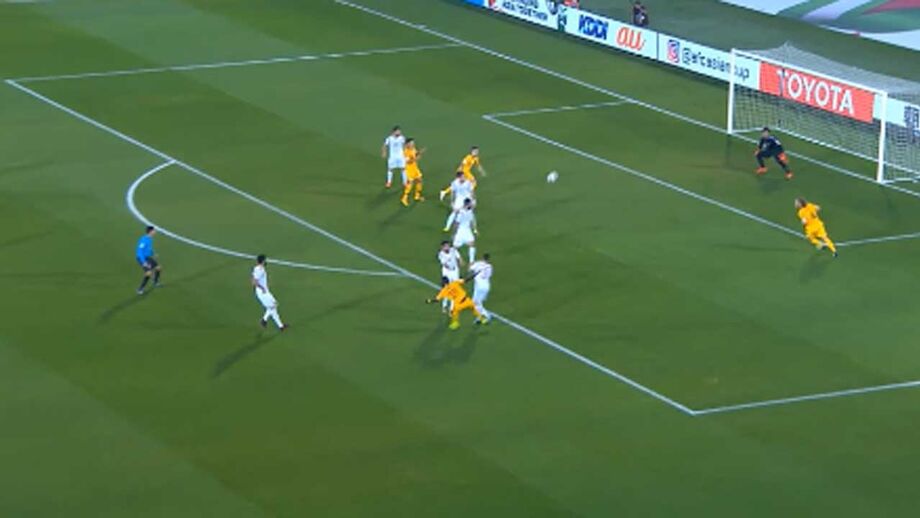 Mabil abriu vitória da Austrália com esta bela 'curva'