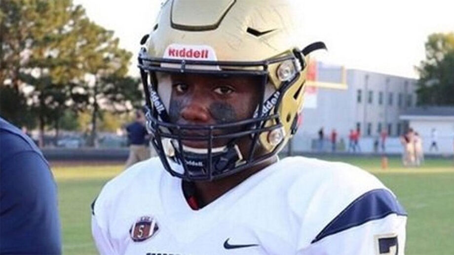 Jovem jogador de futebol americano morre devido a complicações em operação