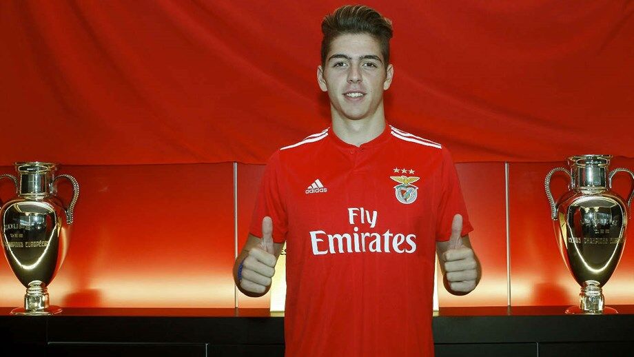 Mercado a ferver: Benfica contrata jovem ao Valladolid e Sporting empresta excedentário