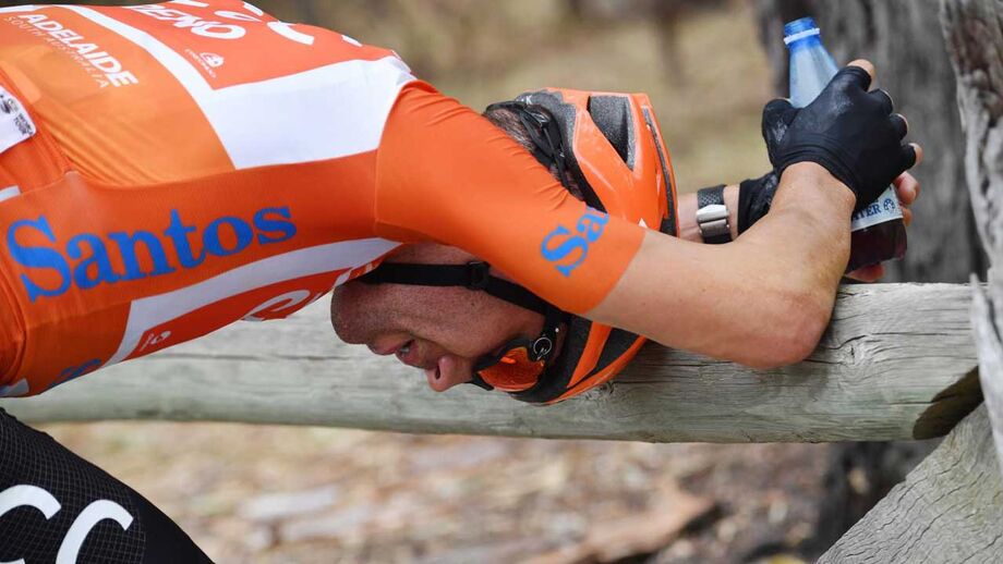 Patrick Bevin segura liderança do Tour Down Under apesar de queda