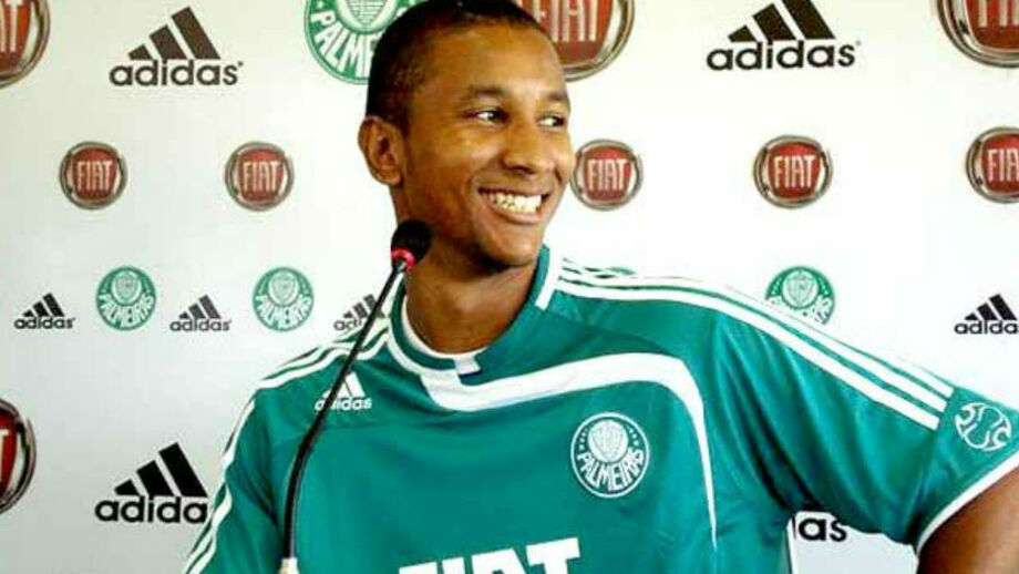 Jogou no Palmeiras e agora limpa sarjetas: «Vergonha deve ter quem atira lixo para o chão»