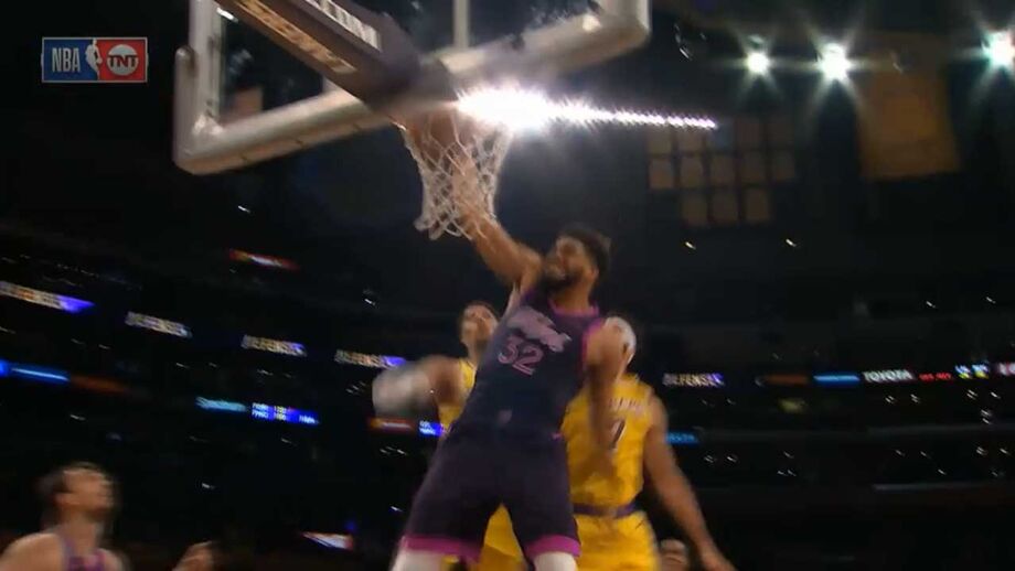 NBA: Curry 'mãozinhas' e afundanço de Towns nos lances da noite