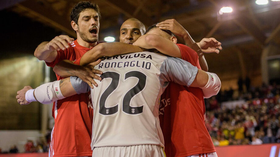Benfica goleia em Coimbra e avança na Taça de Portugal