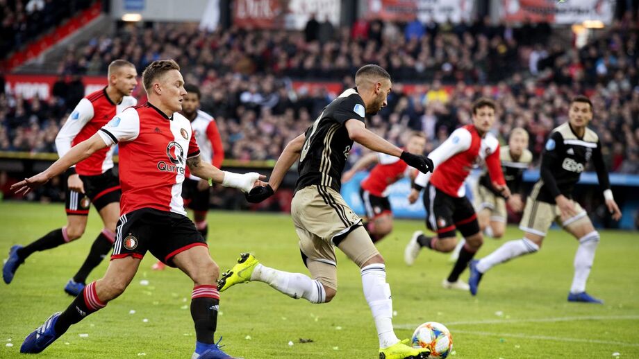 Feyenoord aplica goleada e deixa Ajax mais longe do líder PSV