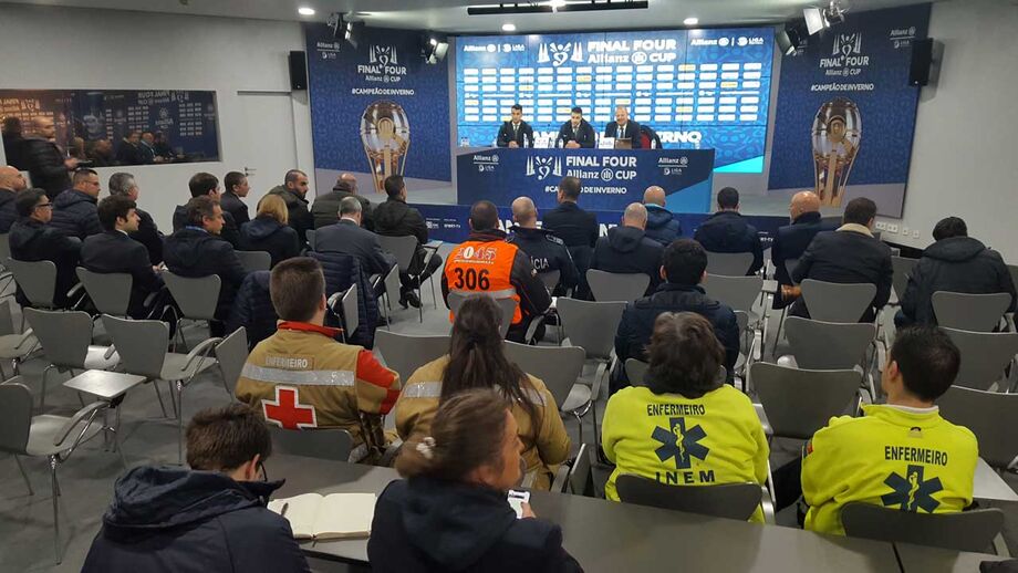 Árbitros e delegado da Liga coordenam a reunião