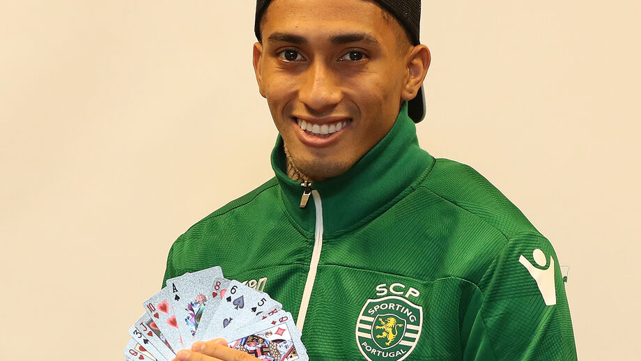 Record oferece mais uma magnífica coleção: Raphinha já mostra o jogo