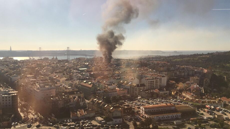 Incêndio deflagra em Campo de Ourique em Lisboa
