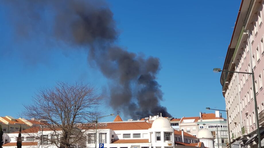 Incêndio deflagra em Campo de Ourique em Lisboa