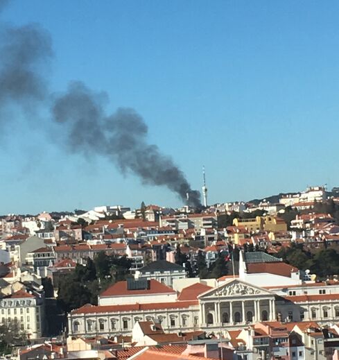 Incêndio deflagra em Campo de Ourique em Lisboa