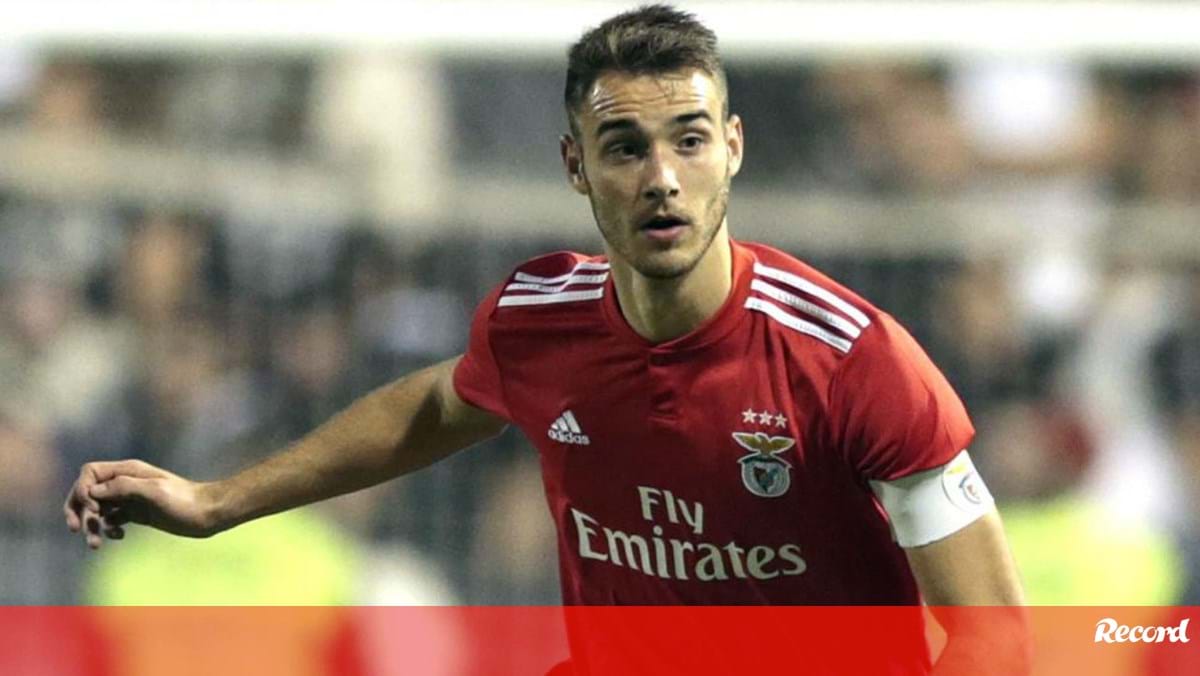 Benfica anuncia subida de quatro jovens em definitivo à equipa