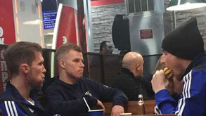 BATE Borisov celebrou vitória frente ao Arsenal com um pequeno-almoço... no burger king