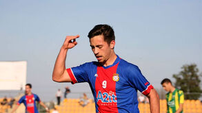 Três golos de Rui Reis levam Alverca ao topo