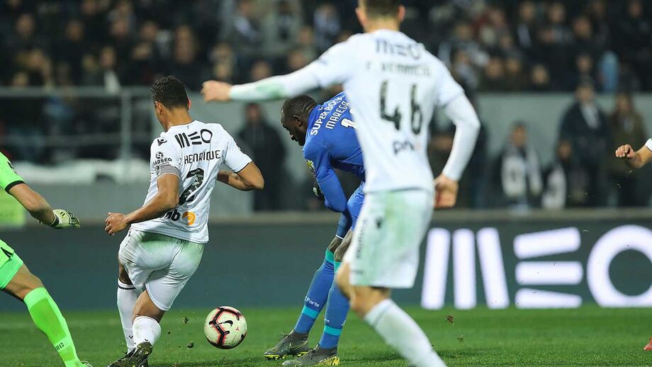 A crónica do V. Guimarães-FC Porto (0-0): travão à vitória
