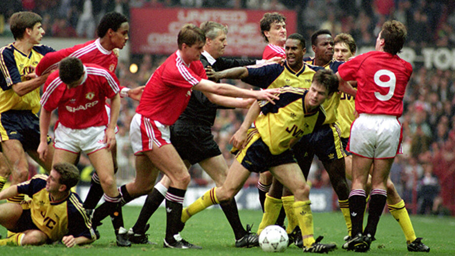 Quando Ian Wright ‘esmurrou’ Steve Bruce... devagarinho