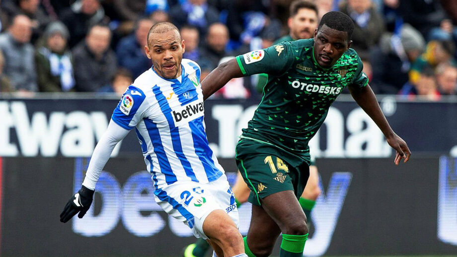 Hat trick de En-Nesyri e expulsão de Javi Garcia condenam Betis à derrota