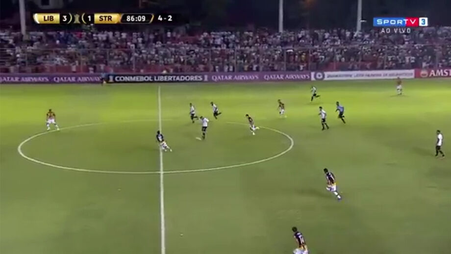 Uma loucura: Oscar Cardozo (lembra-se dele?) marca golo do meio campo