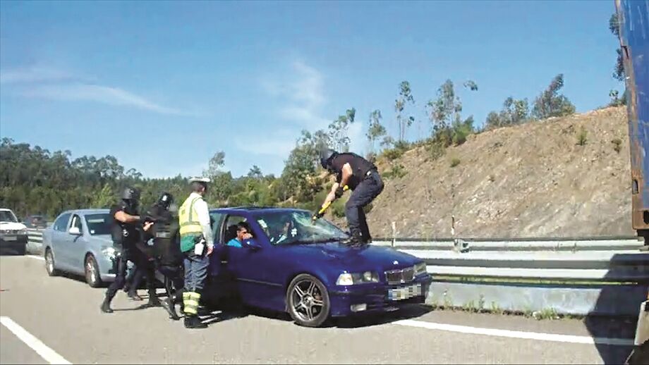Raiva de GNR destrói carro na autoestrada