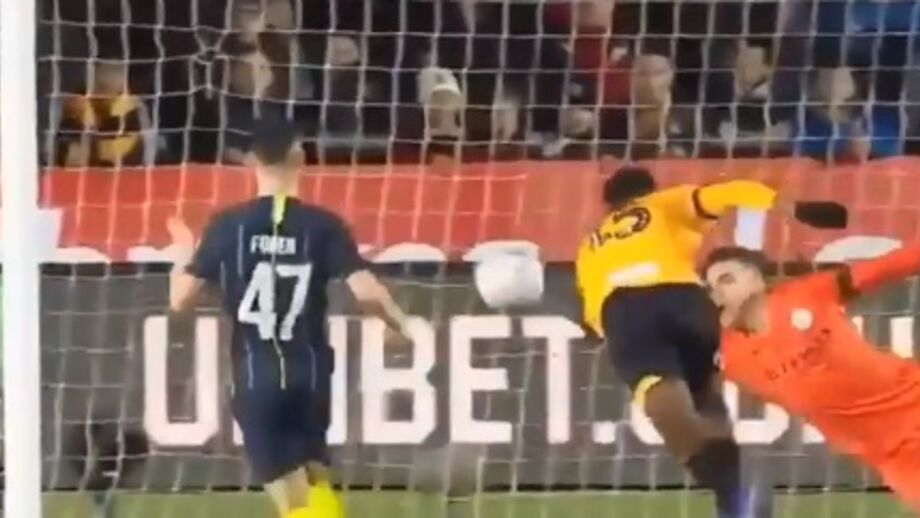 Ederson com mais uma defesa de levantar o estádio