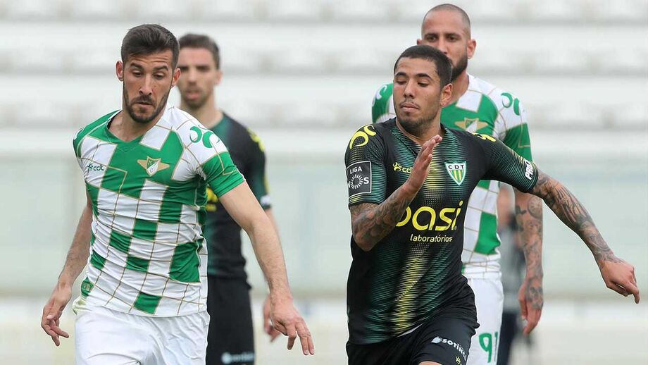 Claque do Moreirense ao lado de juvenil que luta contra um linfoma