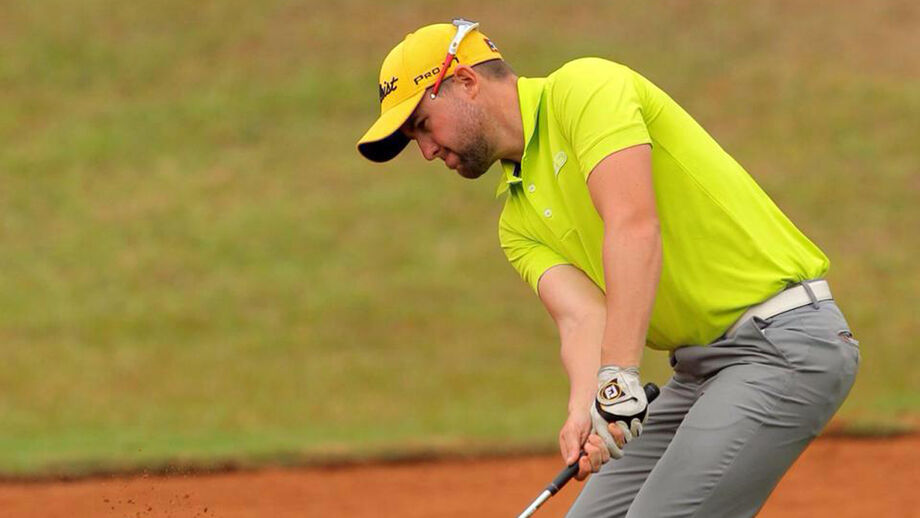 Stephen Ferreira segura Sunshine Tour