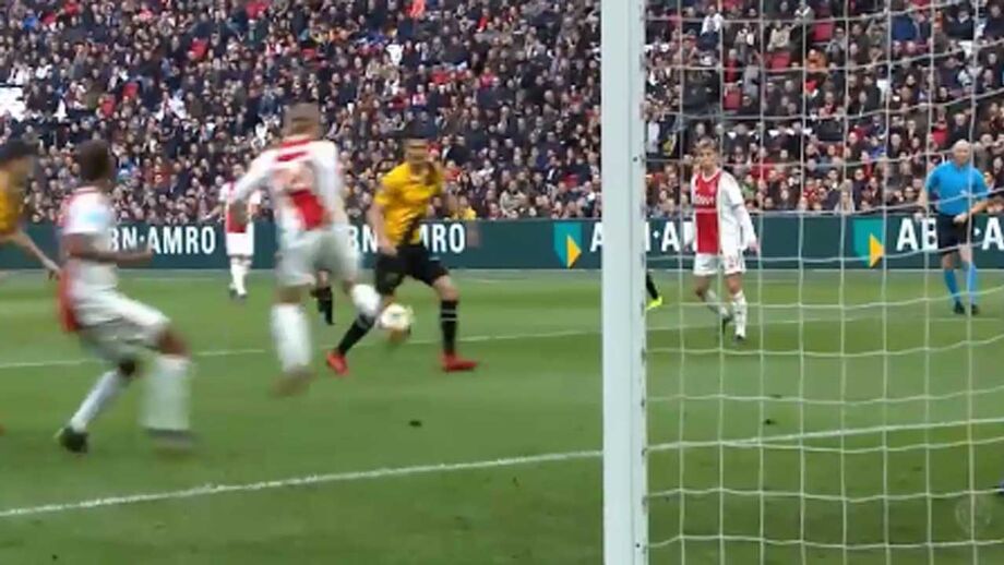 Há quanto tempo não vê um golo de calcanhar? Jogador do Ajax ajuda-o...