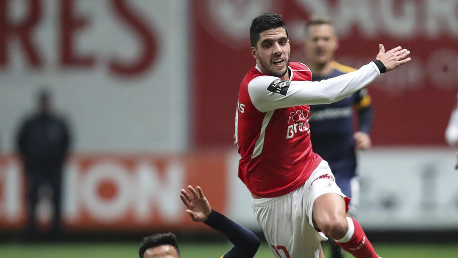 João Novais do onze para a bancada