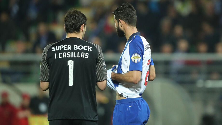 Iker Casillas a fazer correções