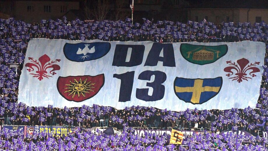 A coreografia dos adeptos da Fiorentina em homenagem a Astori