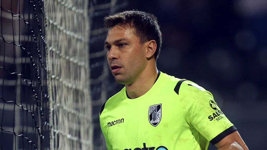 Douglas renovou até junho de 2020