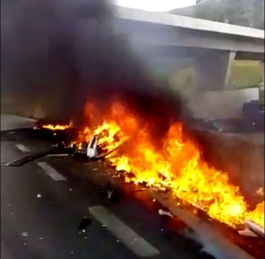 Helicóptero bate contra camião em estrada de São Paulo e faz dois mortos