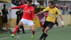 Benfica derrota Loures antes do dérbi