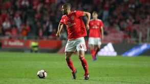 A estreia de Taarabt à lupa: do abraço de Lage ao rendimento em campo