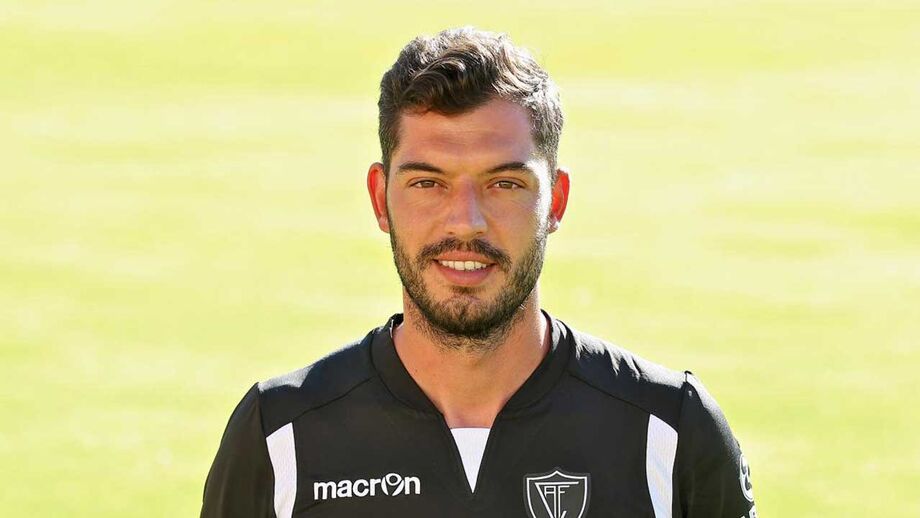 Fábio Santos fratura perónio e termina época