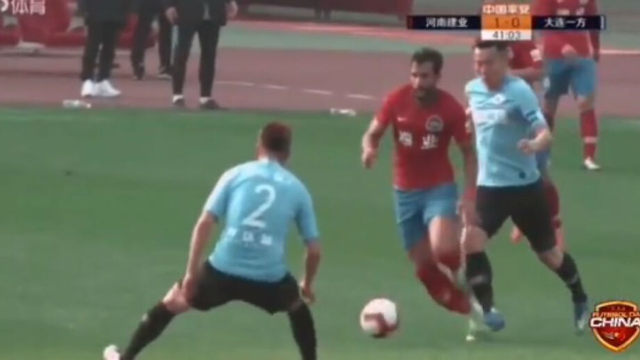 Arrepiante: ex-avançado do V. Guimarães parte a perna na estreia na China