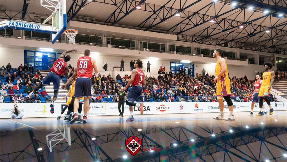 Oliveirense segue líder