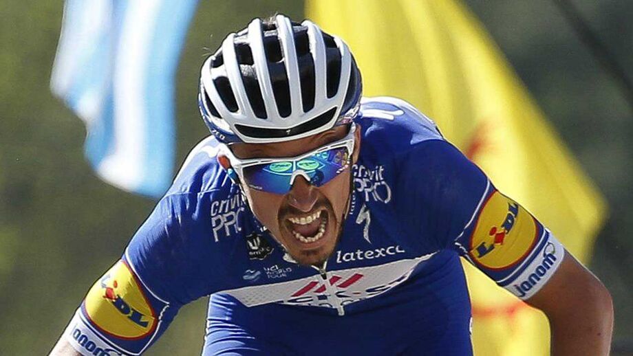 Julian Alaphilippe vence isolado clássica Strade Bianchi